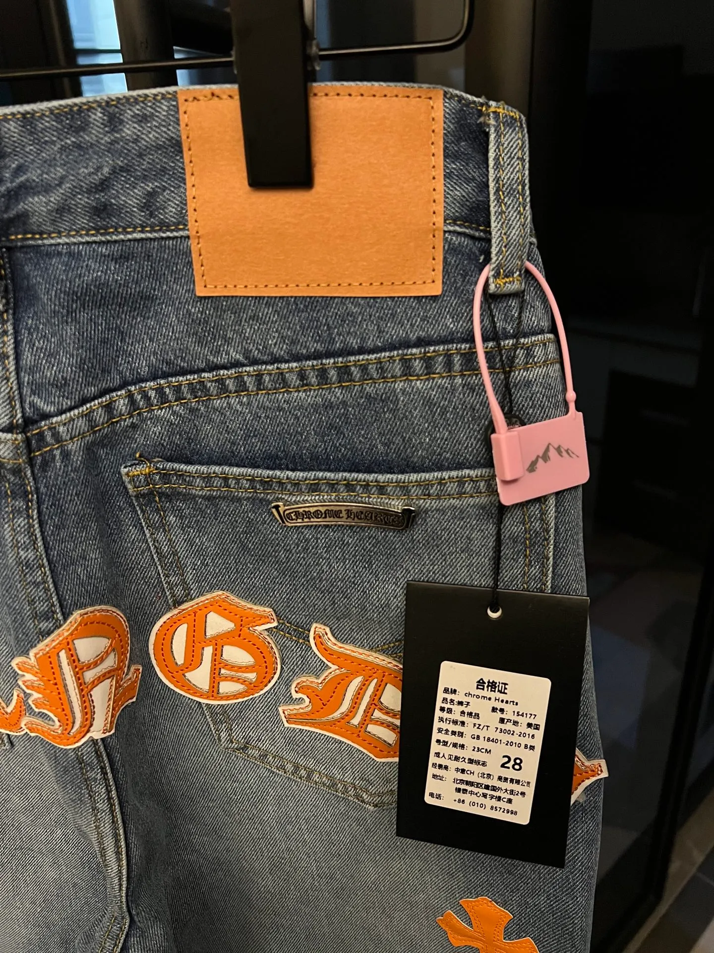 P260 [Next day] Chrome Hearts/Chrome Hearts 25FW CH Overseas Customized Limited Series Sanskrit Cross Patch Leather Jeans (Blue) Blue and Orange Color - Customized Limited Edition Fashion players, Chrome Hearts limited edition jeans are now available!  The unique color scheme is like the intertwining of vitality and romance of Hong Kong. The three-dimensional letters between the hips seem to tell the story of the city. The customized hardware, the three-dimensional and thick cross stamens, and the hand-cut leather washers make the details full of luxury.  Handcrafted and made of environmentally friendly materials, comfort and quality coexist. Owning it is not only an outfit, but also a status symbol. Globally limited edition, don’t miss it. Look for the exact version.  Size: 28 30 32 34 (corresponding to s-xl) Detailed size can be found in Figure 9